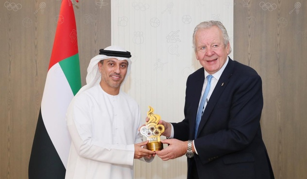 UAE NOC vice-president Ahmad Belhoul Al Falasi, left, presented World Rugby chairman Sir Bill Beaumont with a trophy ©UAENOC