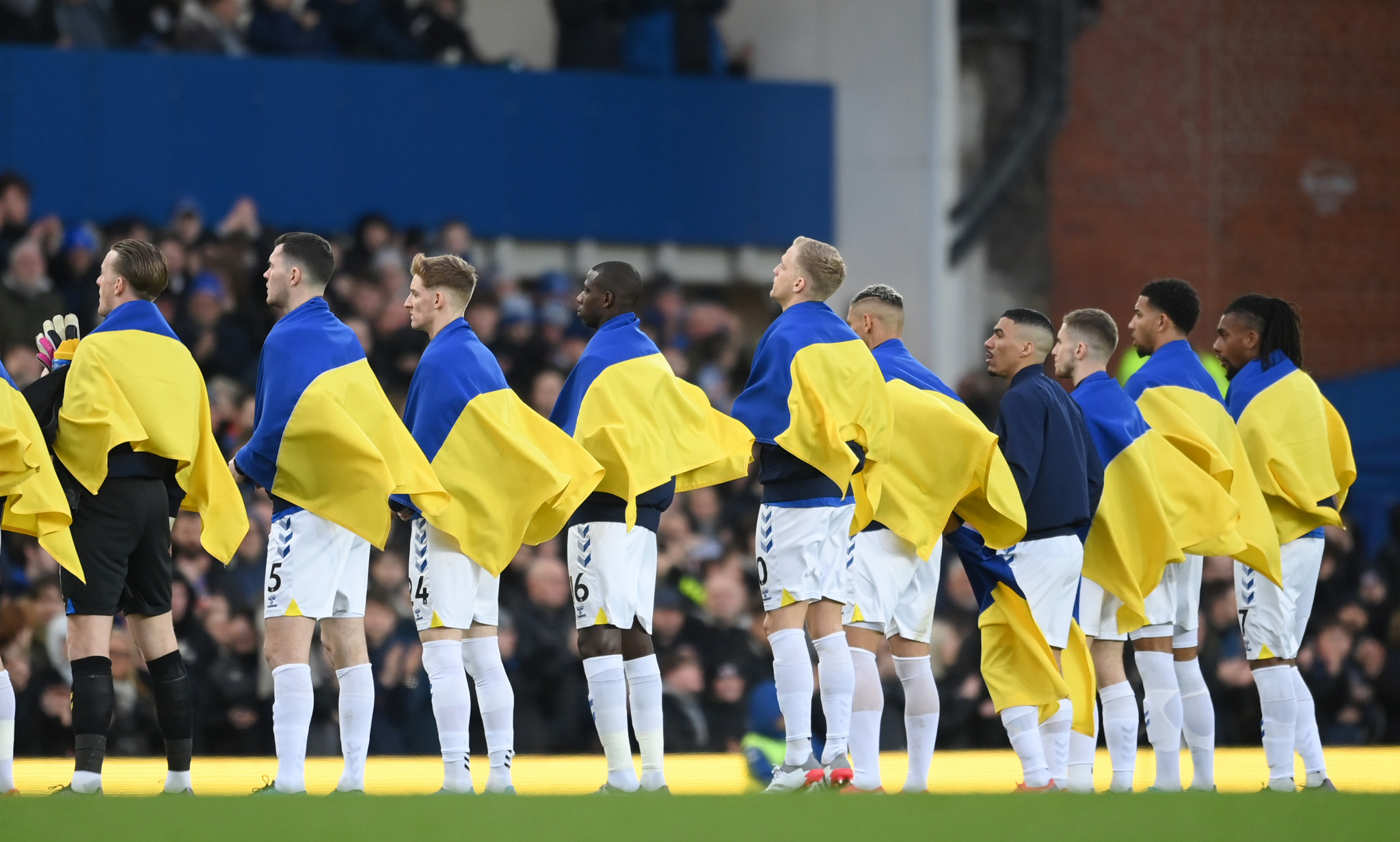 Everton's players were draped in Ukrainian flags as they took to the pitch for their match on Saturday ©Getty Images