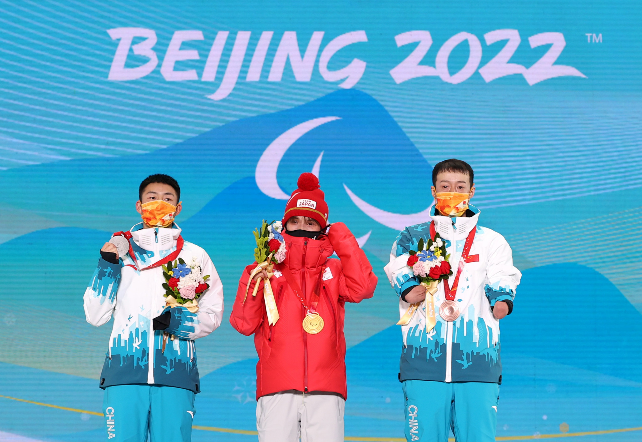 Japan's Taiki Kawayoke, centre, topped the podium in the men's long-distance standing with China's Cai Jiayun, left, and Qiu Mingyang, right, also securing medals ©Getty Images