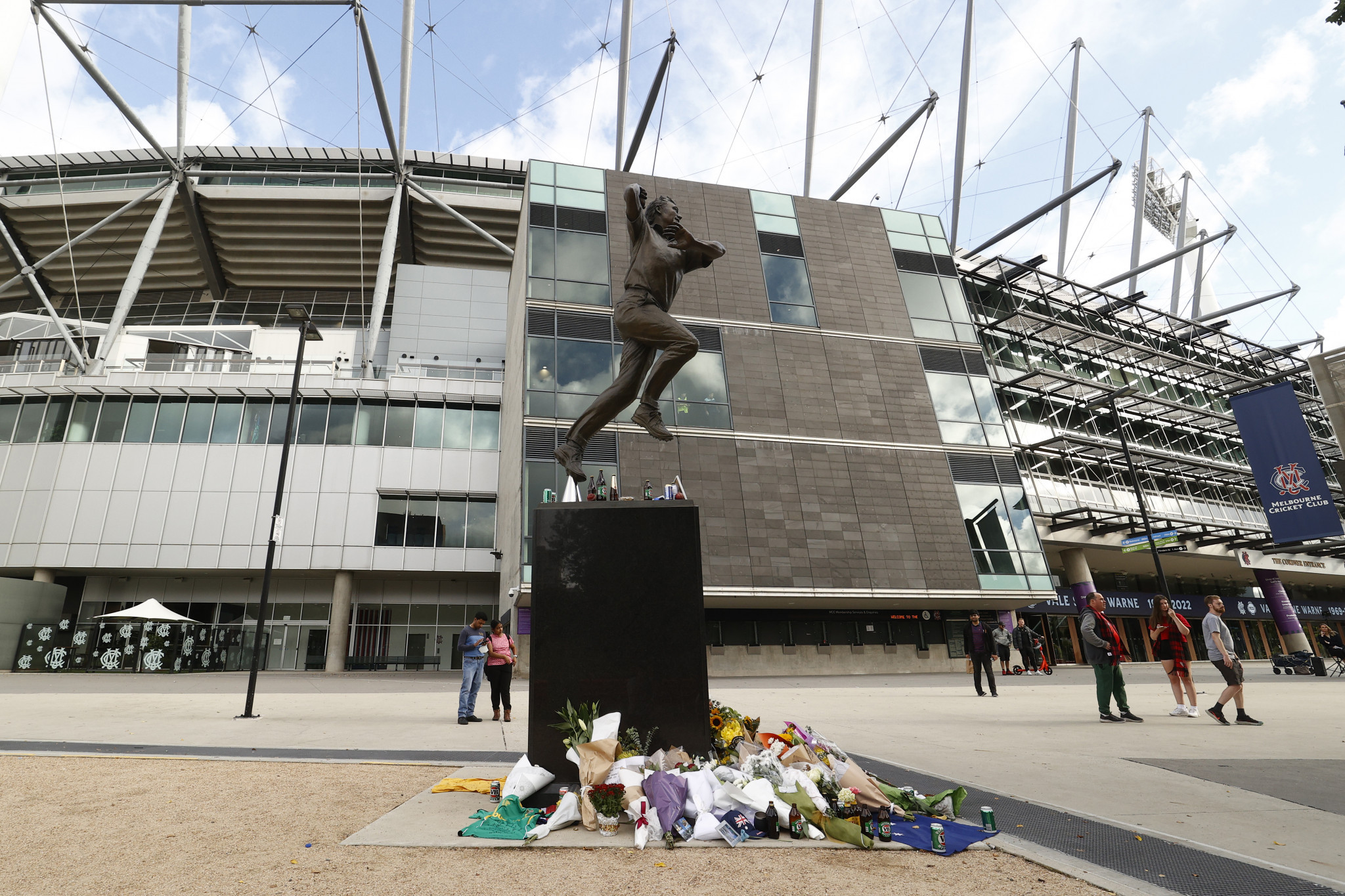 Tributes have been left beside Shane Warne's statue at the Melbourne Cricket Ground following his death at the age of 52 ©Getty Images