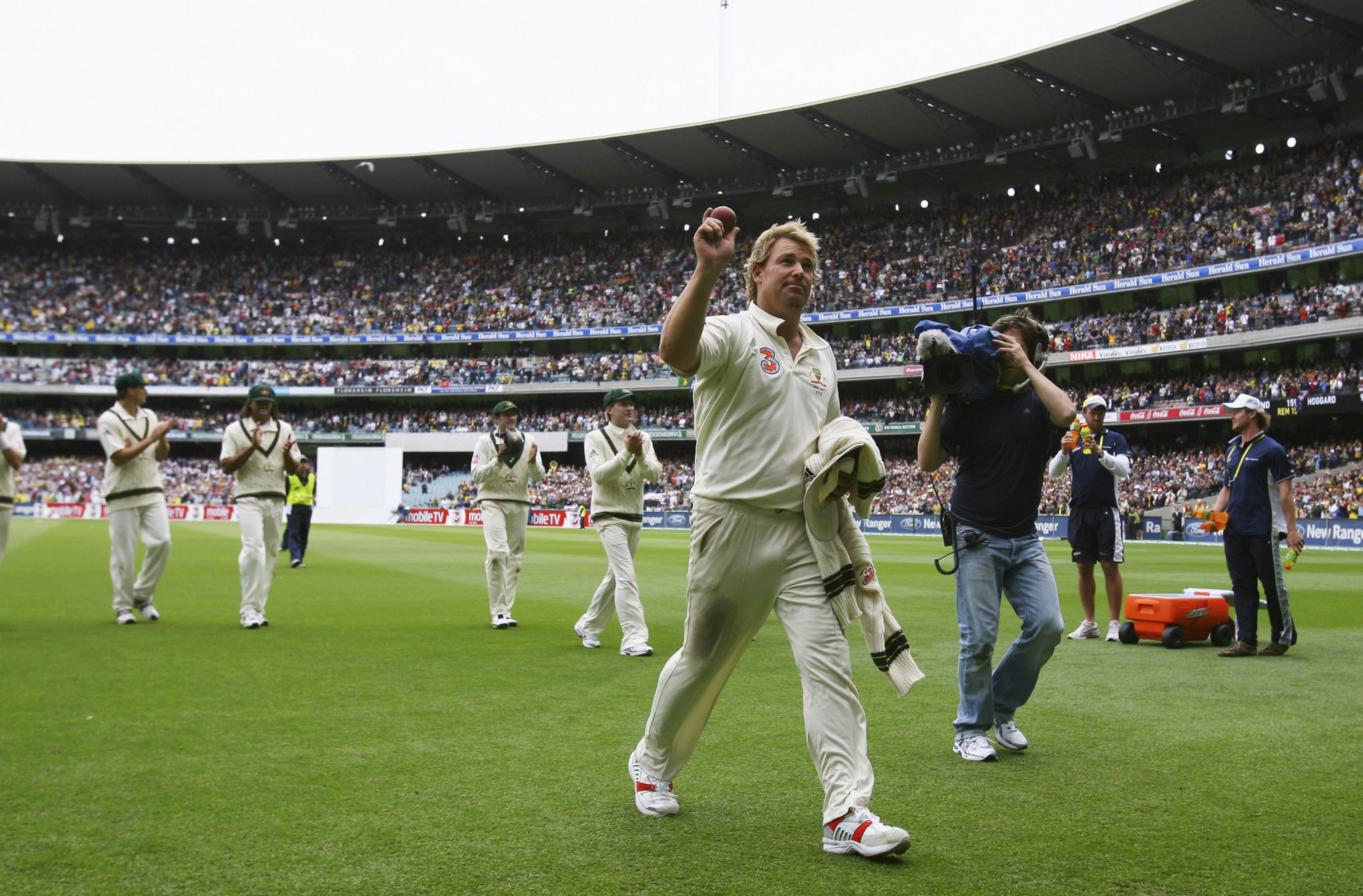Shane Warne took 708 wickets in Test cricket and single-handedly revived the art of leg-spin bowling ©Getty Images