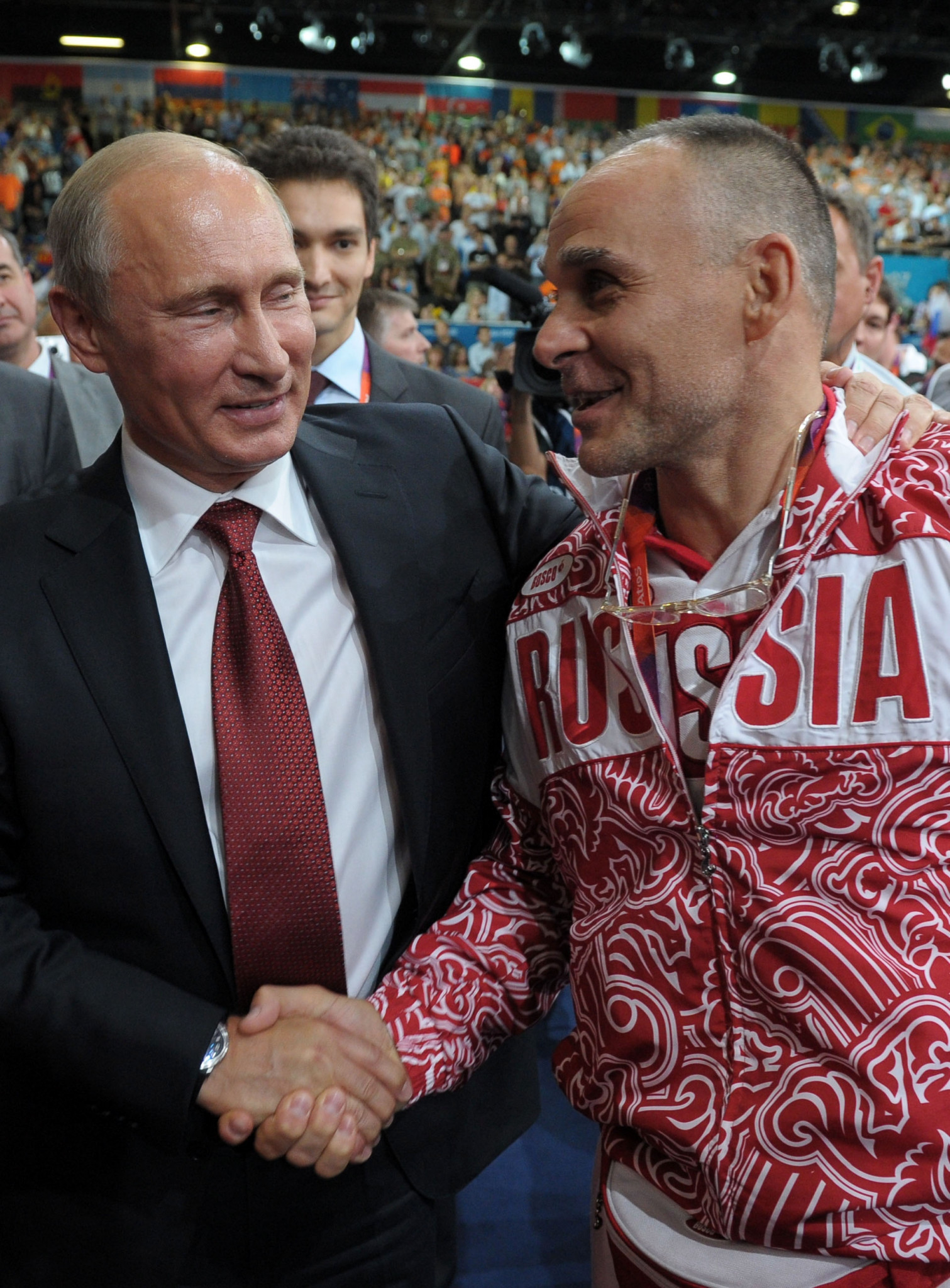 El presidente ruso, Vladimir Putin, felicita a Ezio Gamba después de ver a Tagir Khaibulaev ganar la medalla de oro olímpica en la categoría masculina de menos de 100 kilogramos en Londres 2012 ©Getty Images