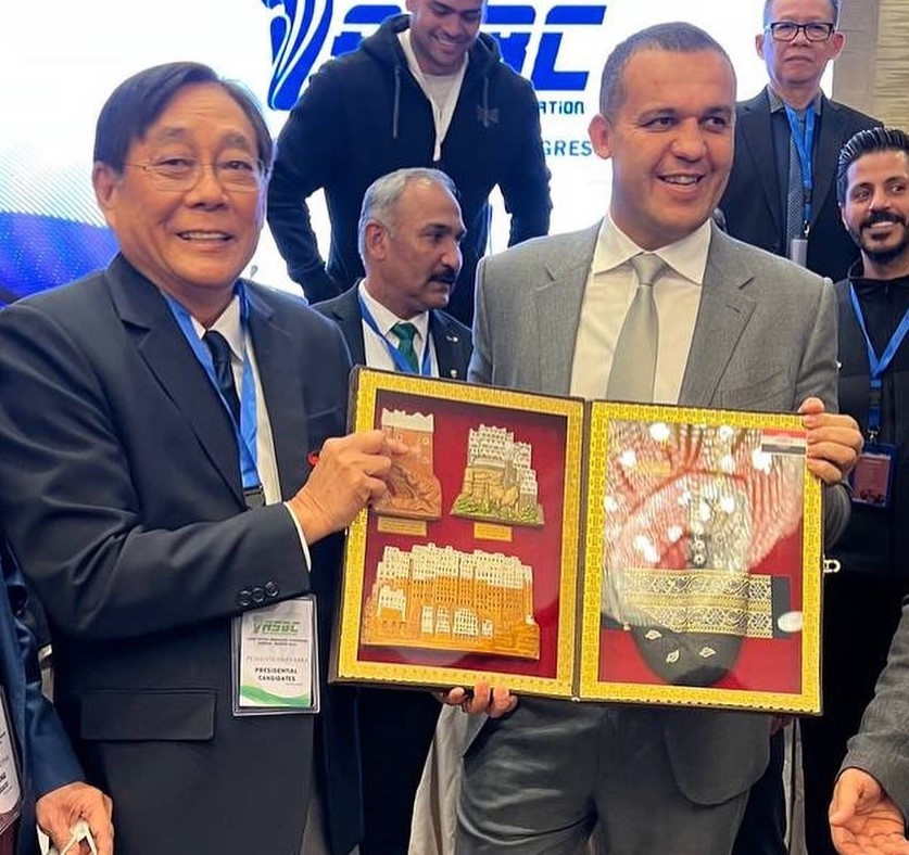 Pichai Chunhavajira, left, was congratulated by IBA President Umar Kremlev, right,  after being elected as the new President of the Asian Boxing Confederation in Amman ©IBA