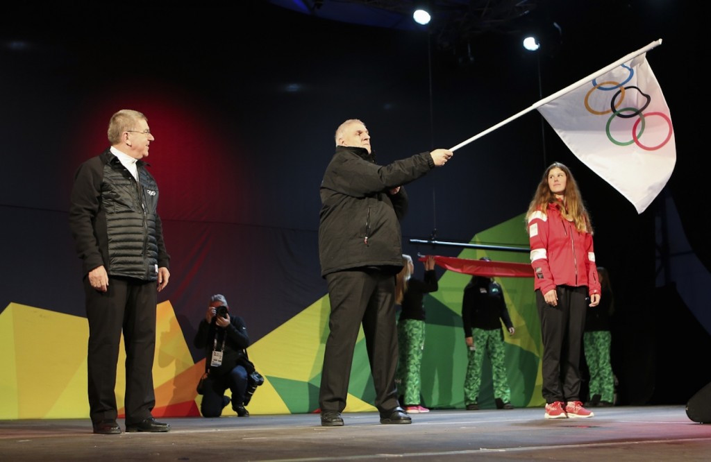 Lausanne Mayor Daniel Brelaz accepted the flag from Lillehammer ©IOC/Flickr