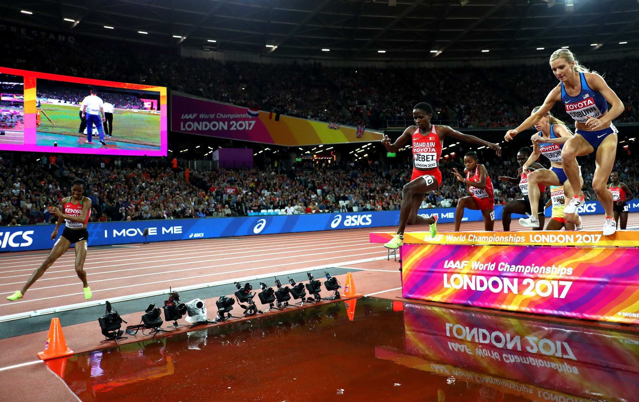 Beatrice Chepkoech, left, was forced to retrace her steps after missing the water jump at the 2017 World Athletics Championships ©Getty Images