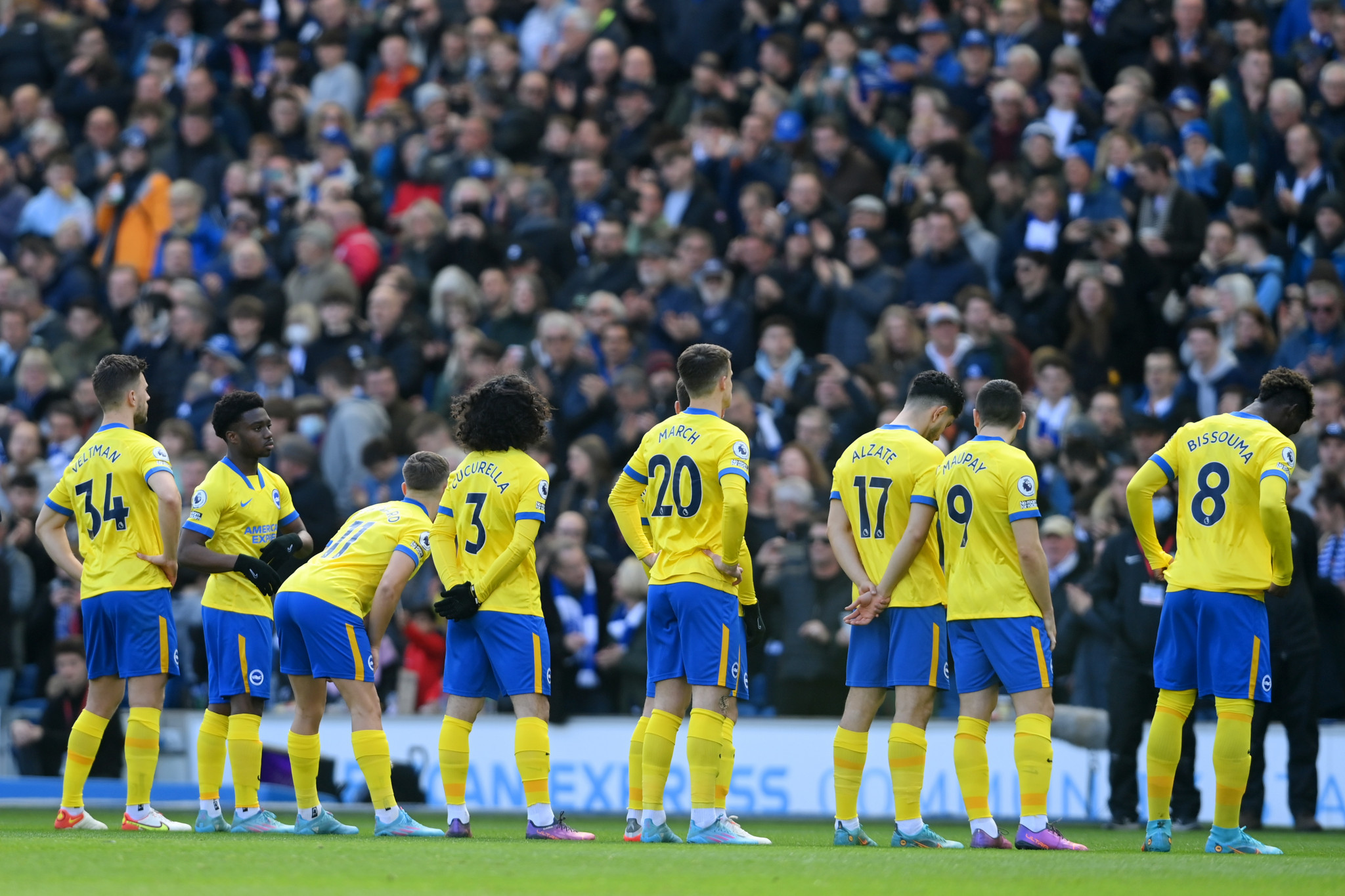 Players of Brighton & Hove Albion wore a home kit in the colours of the Ukrainian flag to indicate peace and sympathy with Ukraine ©Getty Images