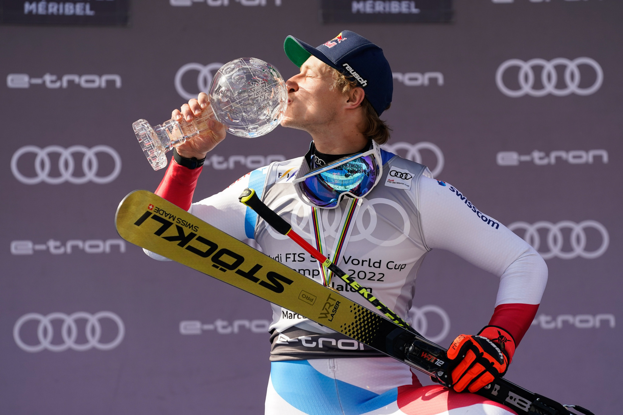 Marco Odermatt gets his hands on the giant slalom Crystal Globe after securing another World Cup win ©Getty Images