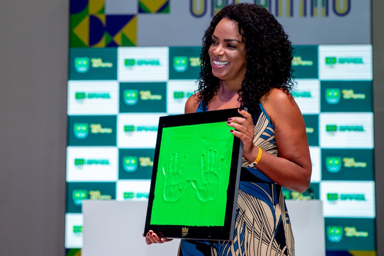 Hélia Rogério de Souza, nicknamed "Fofão", won an Olympic gold medal in women's volleyball at Beijing 2008 and has now had her hands immortalised in the Brazilian Olympic Committee Hall of Fame ©COB