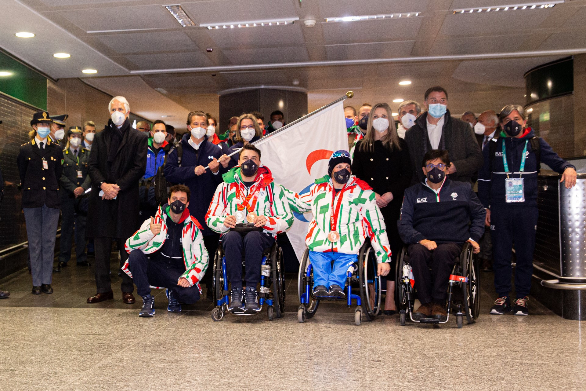 The Paralympic Flag arrived at Milan's Malpensa airport with the Italian team from Beijing 2022 ©Milan Cortina 2026