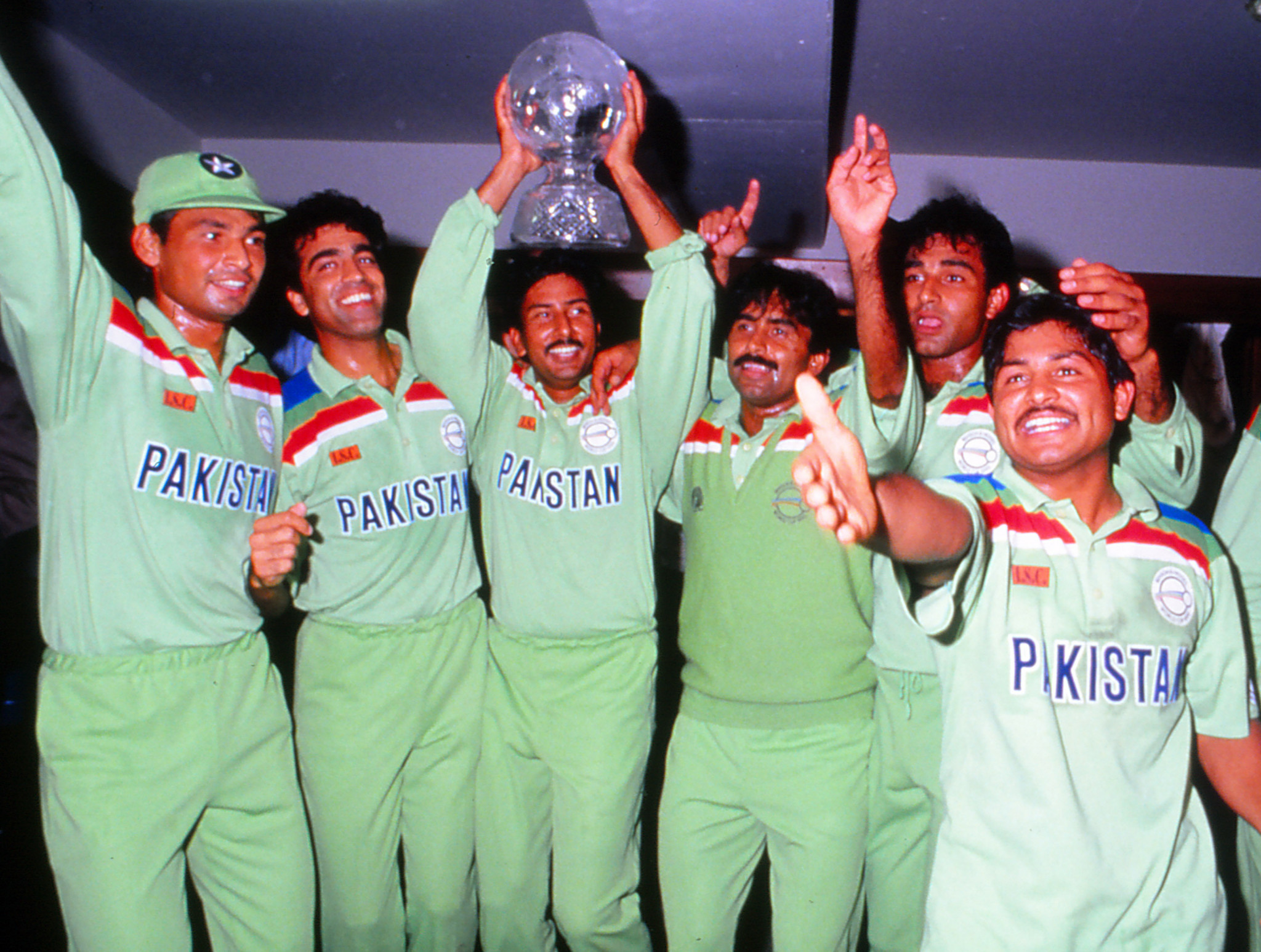 Pakistan celebrate their victory in the ICC Cricket World Cup in 1992 © Getty Images