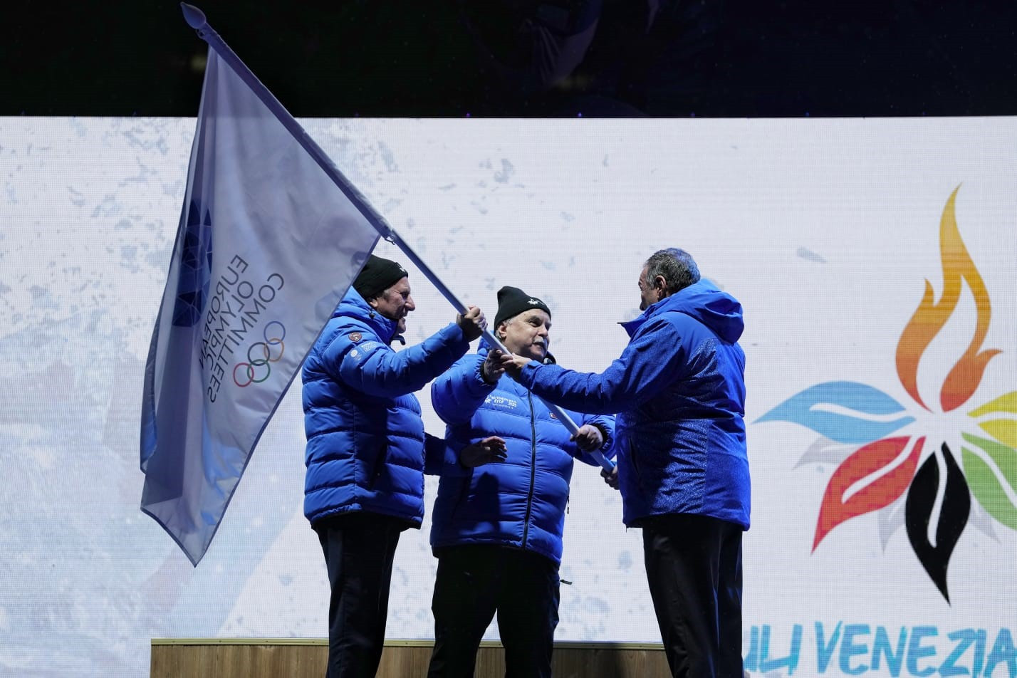 The European Olympic Committees flag was handed over to organisers of next year's Winter European Youth Olympic Festival in Friuli Venezia Giulia ©Ignacio Casares