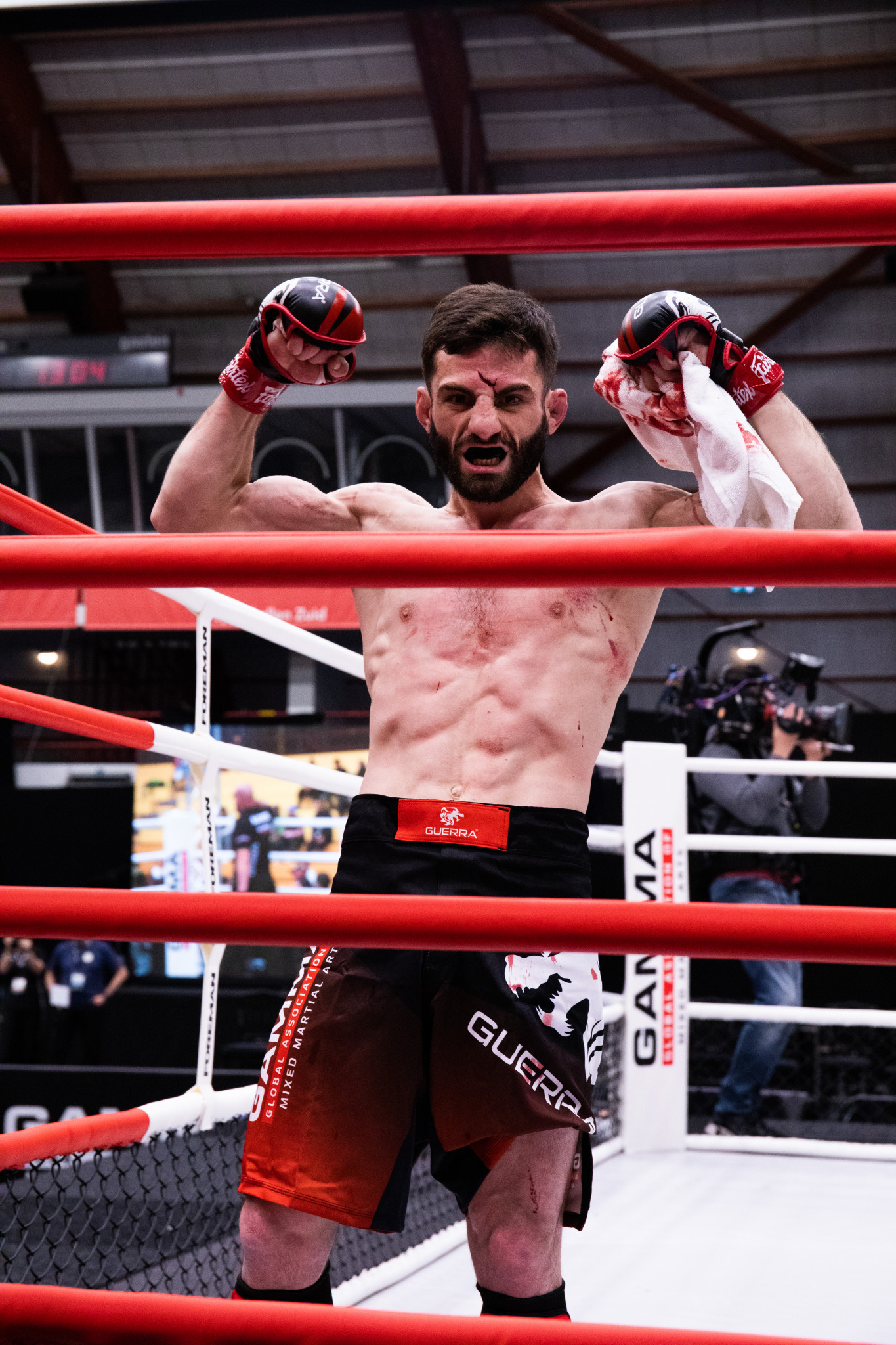 Rapael Movsesiani of Georgia was forced to retire from his bout after painting his shirt with blood ©GAMMA