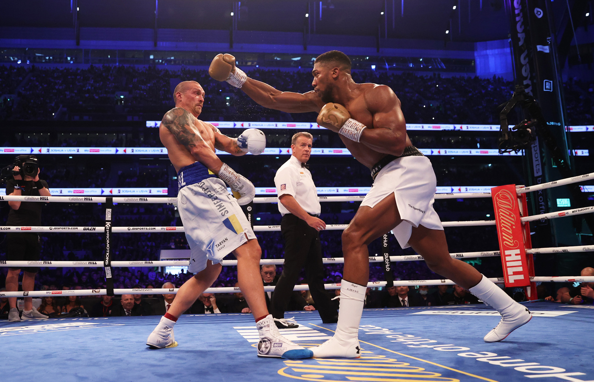 Oleksandr Usyk, left, thoroughly outclassed fellow Olympic gold medallist Anthony Joshua in their first meeting ©Getty Images