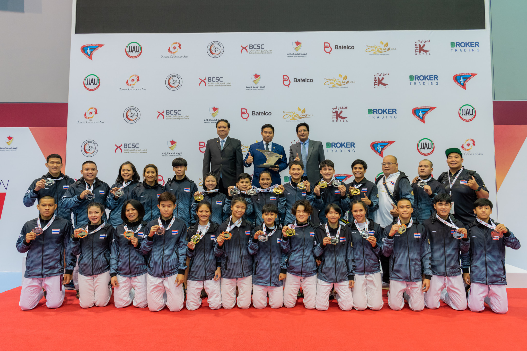 Thai athletes, coaches and officials celebrated a very successful day for the nation ©JJAU