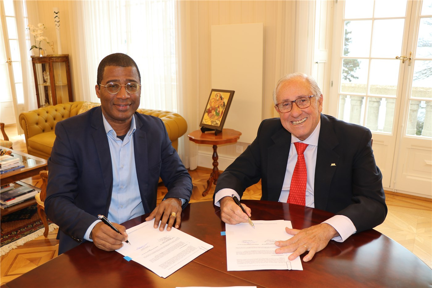 The pair signed an agreement to keep coaching support in Senegal for another 12 months ©FIVB