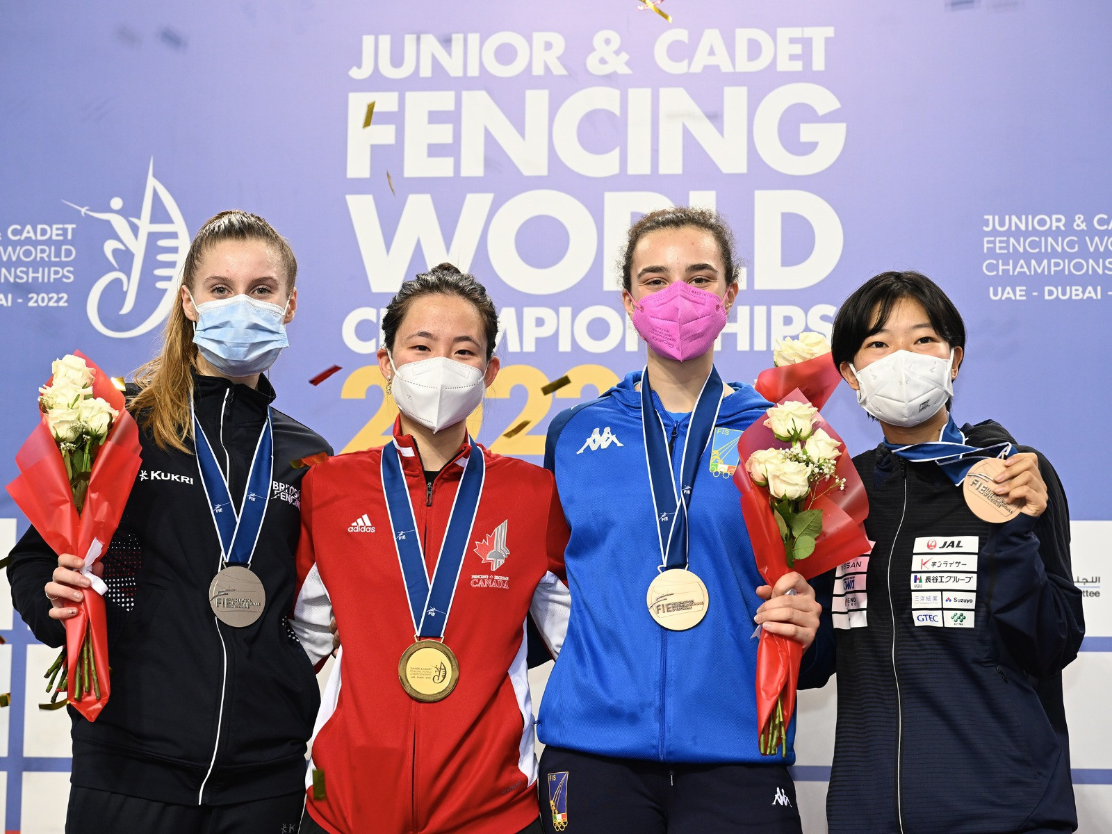 Jessica Zi Jia Guo (in red) dominated the women's cadet foil ©FIE