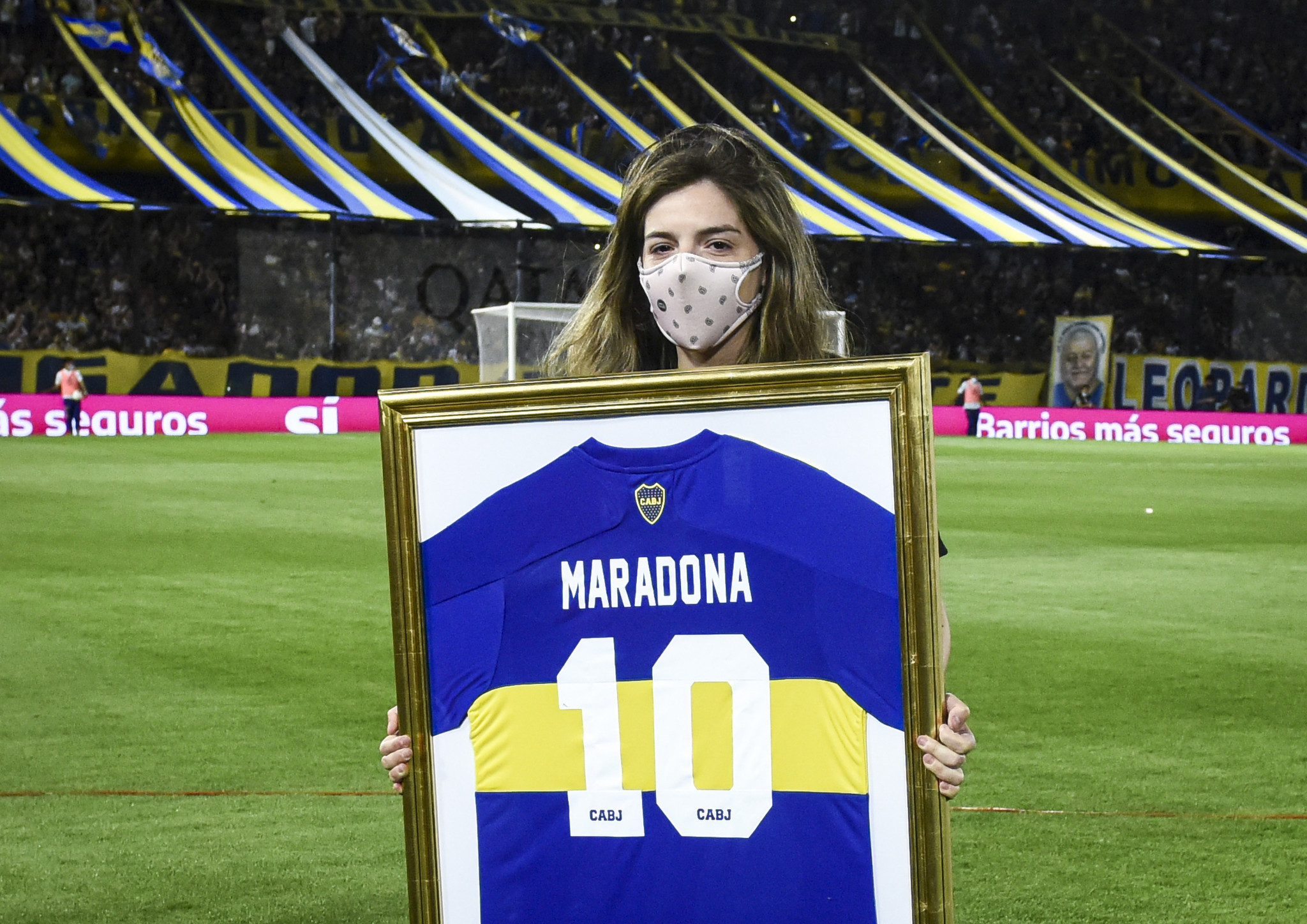 Dalma Maradona disputes Steve Hodge's belief that he has the right shirt worn by her father ©Getty Images 