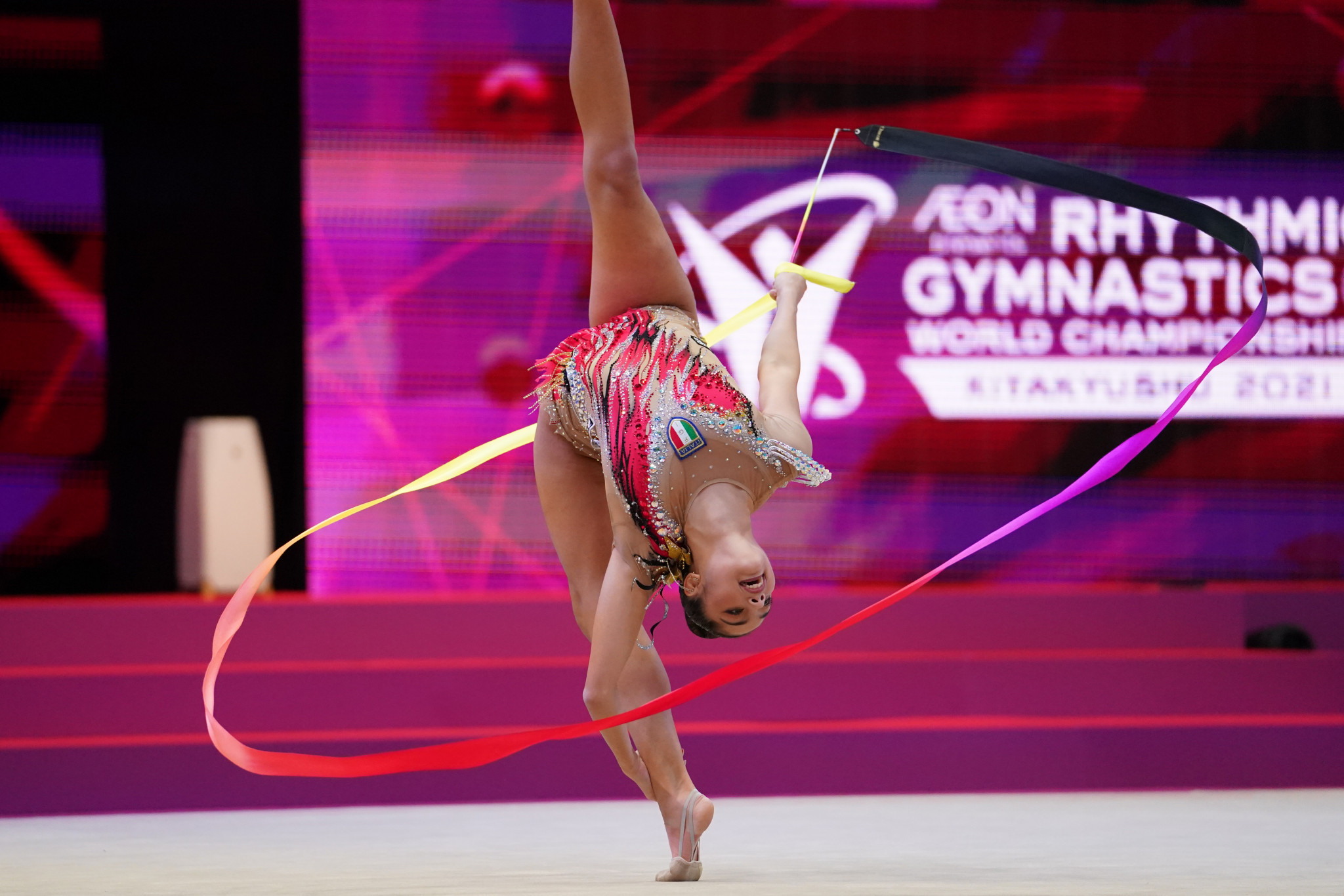 rhythmic gymnastic in open legs  