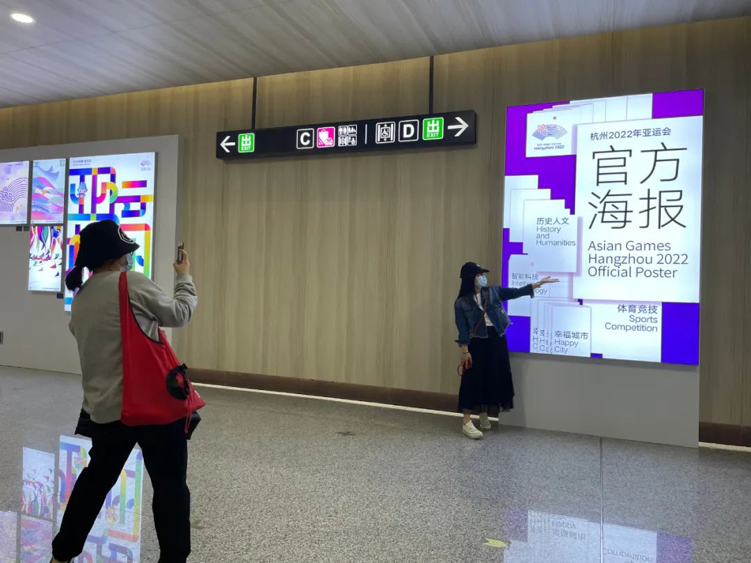 Hangzhou 2022 official posters go on display around the city 