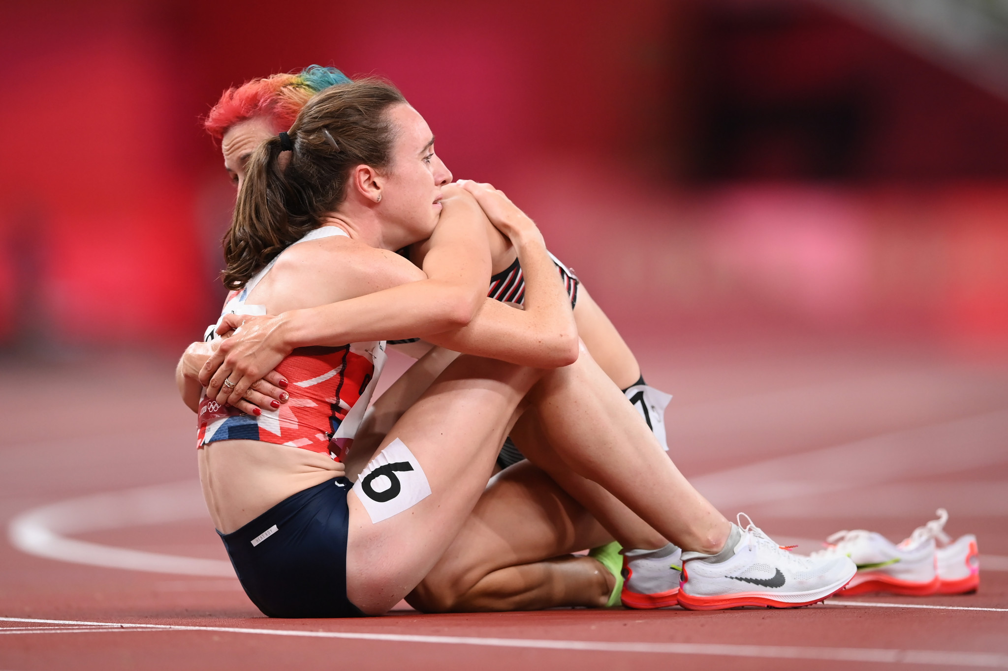 Gabriela DeBues-Stafford embraced Laura Muir after her former team mate won Olympic silver ©Getty Images