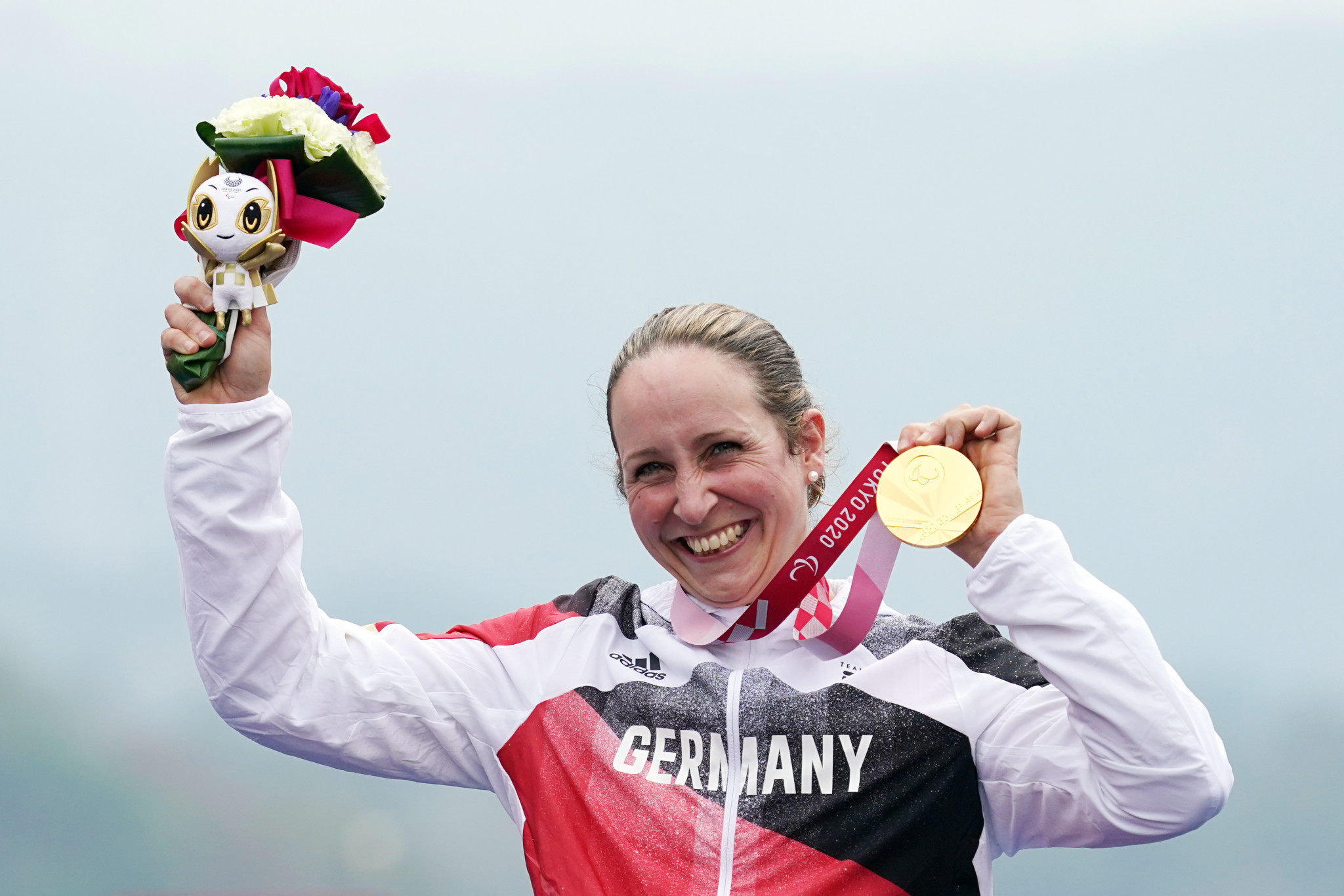 Paralympic champion Zeyen signs Golden Book of Bonn for sporting achievement