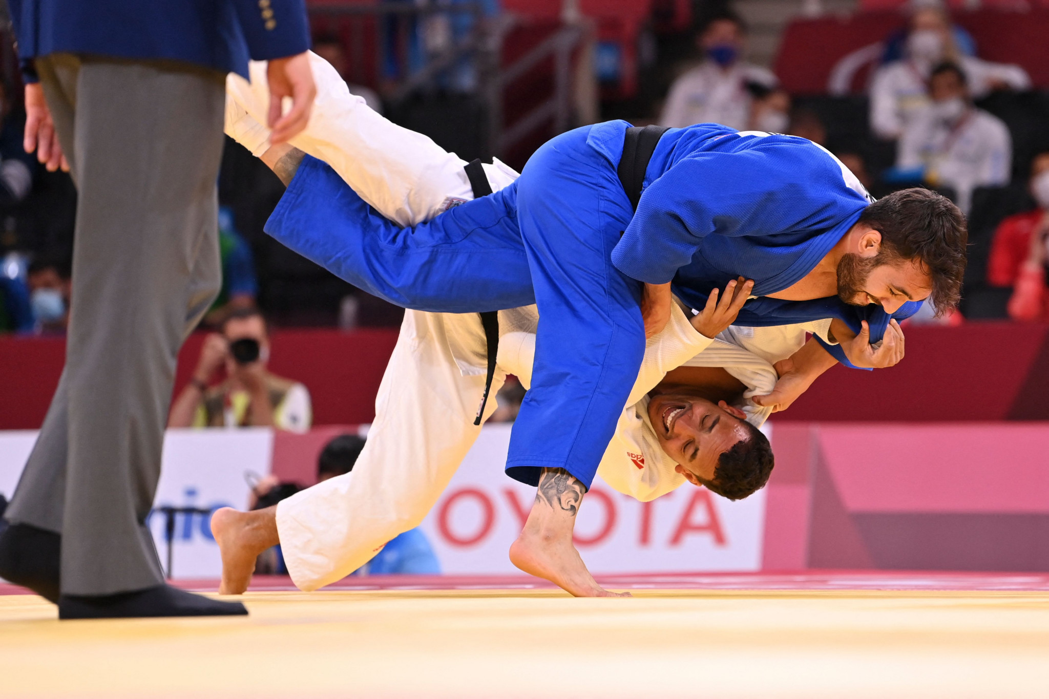 
 Britain's Elliot Stewart, in white, competed against Iran's Vahid Nouri in the men's under-90kg gold-medal match during the Tokyo 2020 Paralympic Games ©Getty Images 