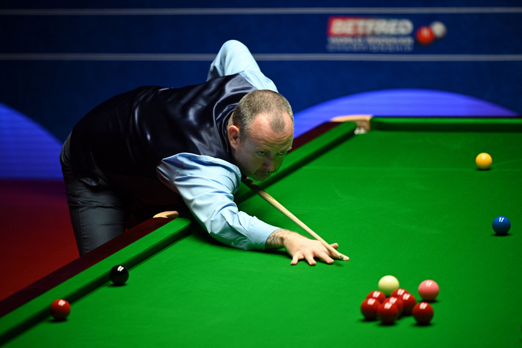 Williams in quarter-finals as pigeon steals the show at World Snooker Championship