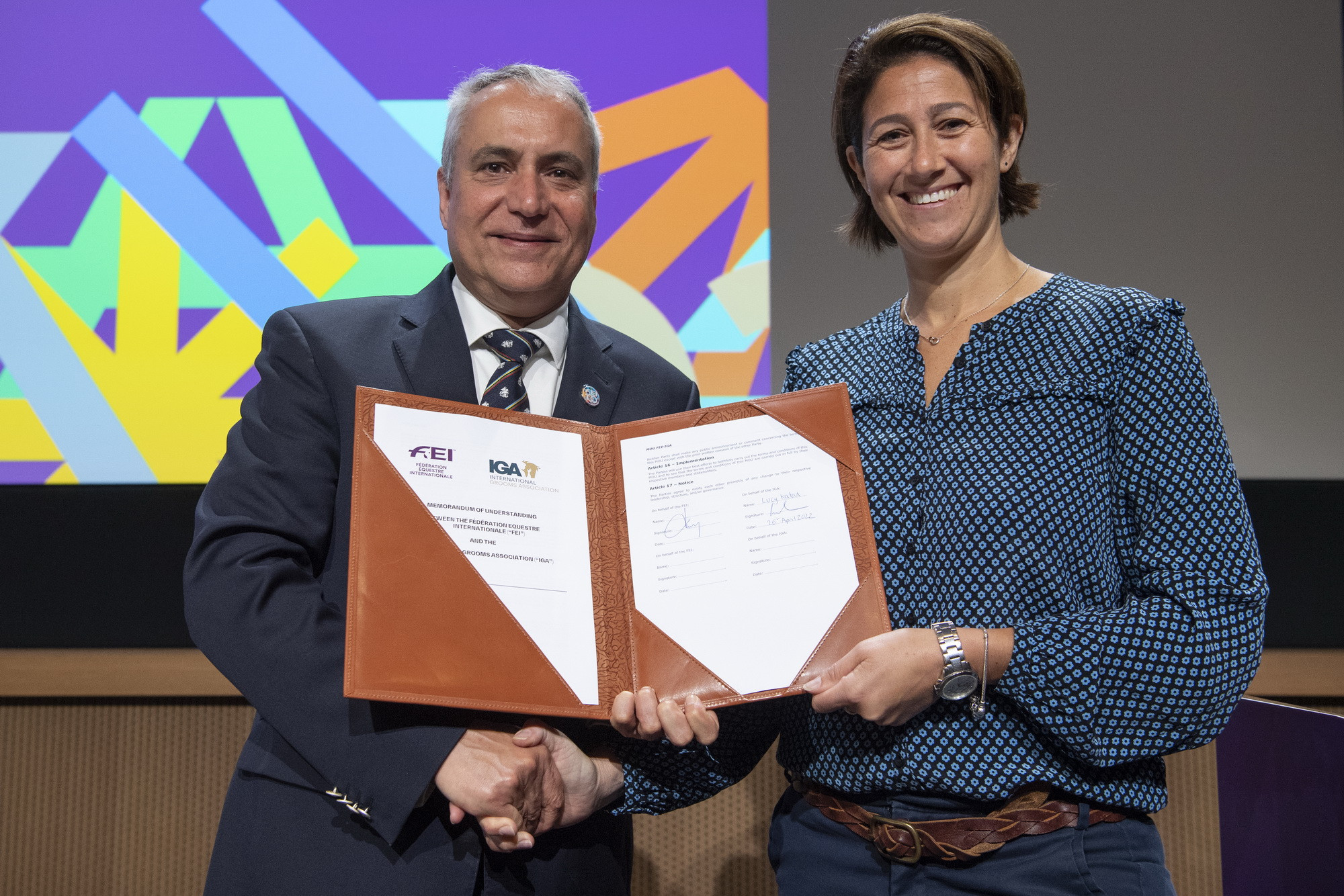 FEI President Ingmar De Vos and Lucy Katan, founding director of the International Grooms Association, have signed a Memorandum of Understanding (MoU) during the FEI Sports Forum today ©FEI