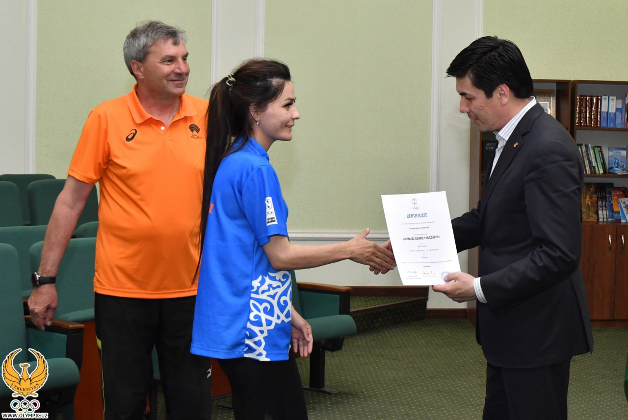 Coaches who successfully completed the technical course were awarded international certificates ©UOC