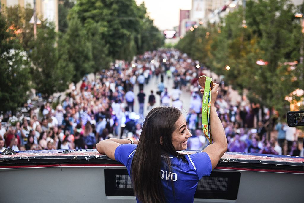 Majlinda Kelmendi shows off the judo gold she won during Kosovo's Olympic debut at the Rio 2016 Games to adoring fans in the capital of Pristina ©Getty Images