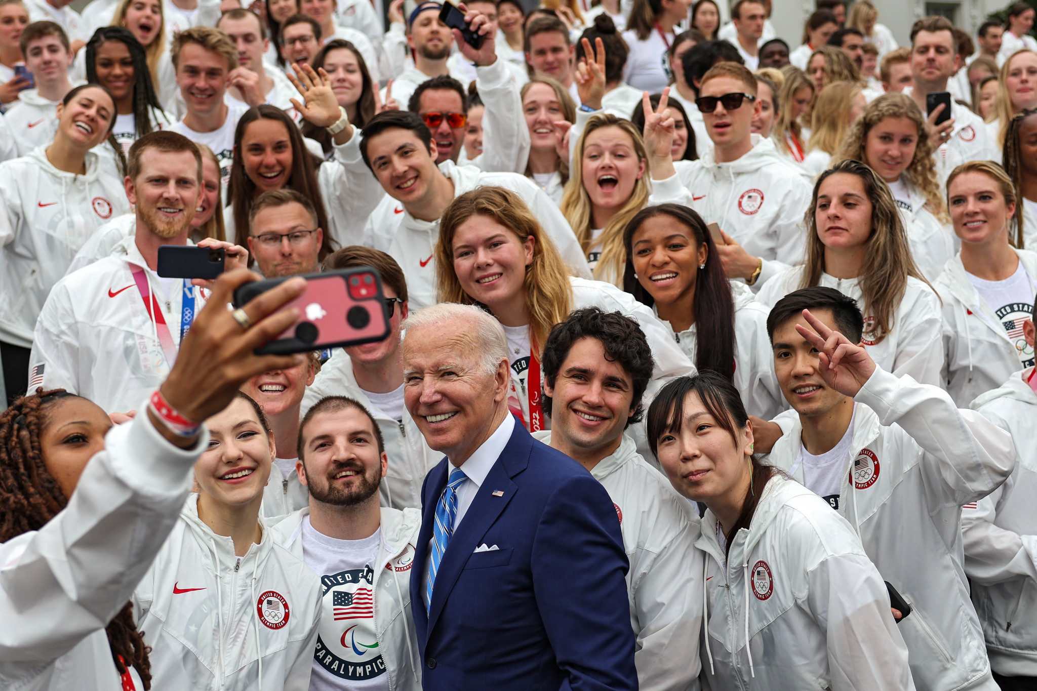 American President Joe Biden poses for a selfie with Olympic and Paralympic athletes ©Getty Images