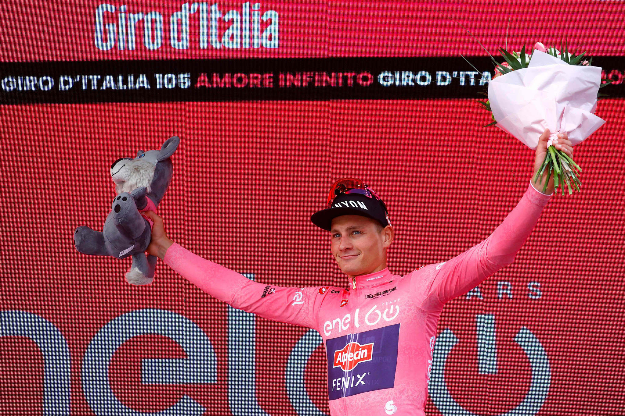 Mathieu van der Poel claimed the first leader's jersey of the 2022 Giro d'Italia ©Getty Images