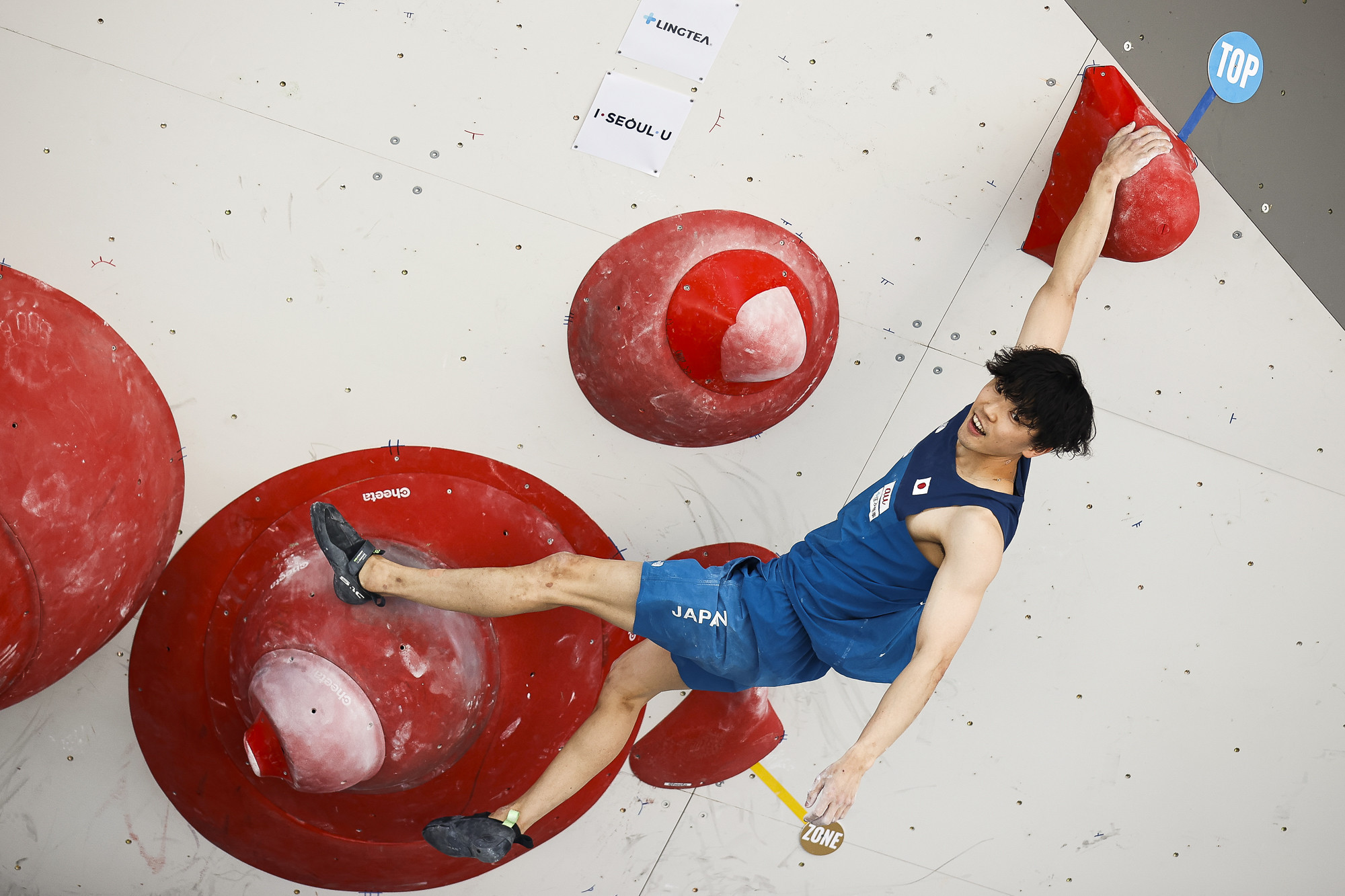 Kokoro Fujii was among eight Japanese climbers in the top 20 of the men's boulder qualification round in Seoul ©Dimitris Tosidis/IFSC