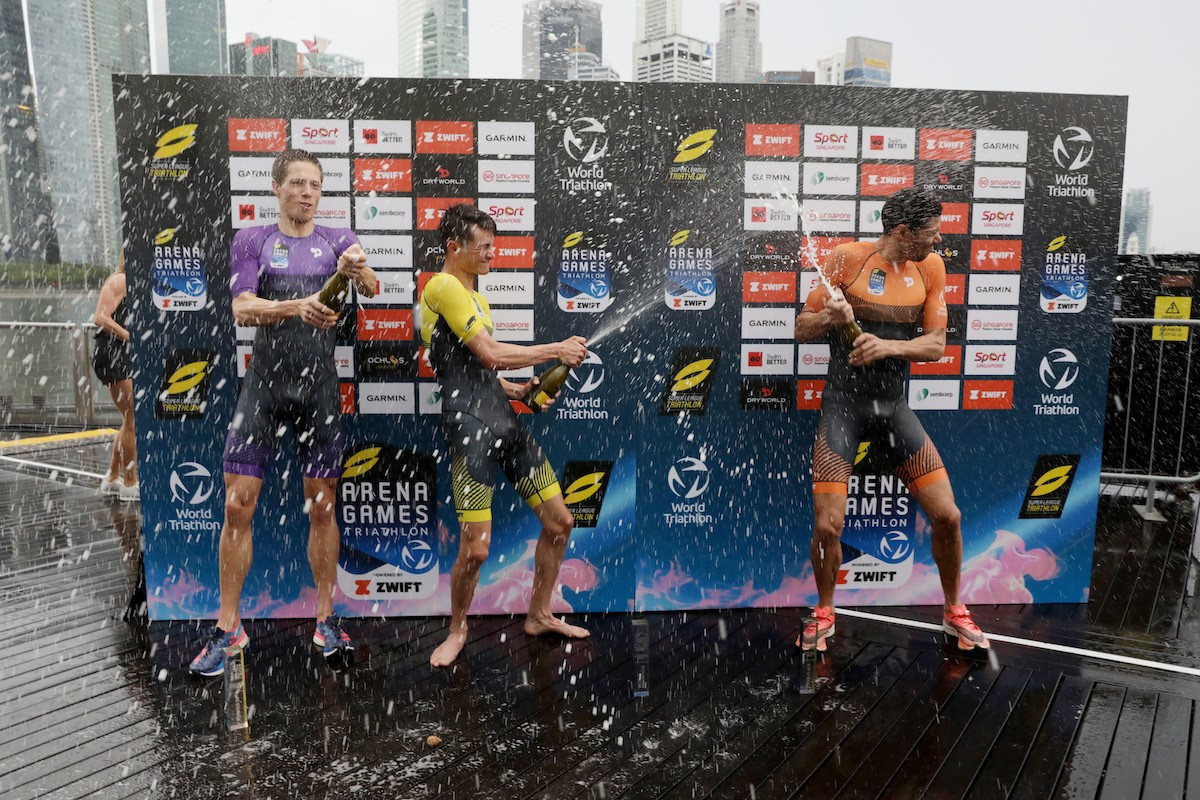 Britain's Alex Yee, centre, finished second in Singapore to claim the overall Arena Games Triathlon title ©Super League Triathlon