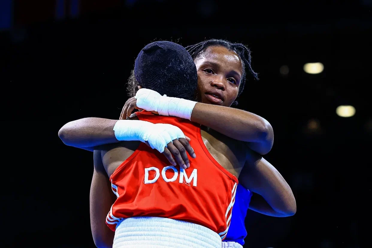 The Dominican Republic's Estefani Almanzar de Leon, in red, embraced Lethokuhle Sibisi after proving too good for the South African ©IBA