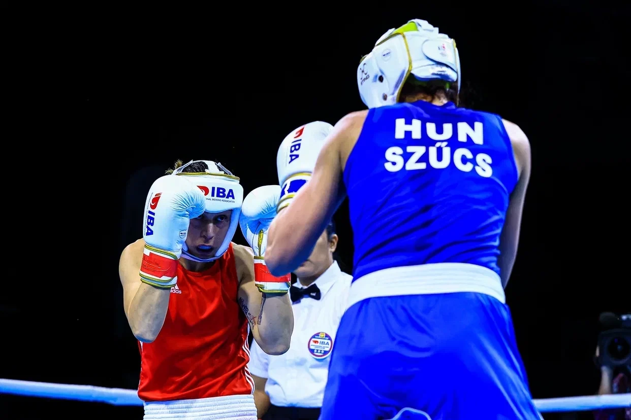 Claudia Nechita of Romania, in red, won a scrappy affair against Hungarian Szabina Szucs ©IBA