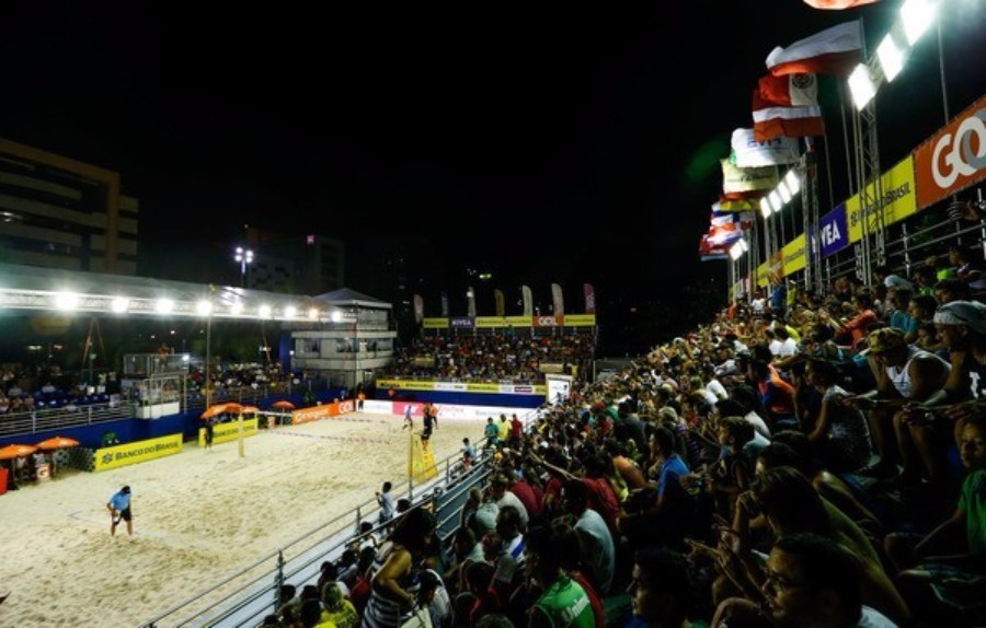 Packed stands for the evening matches at the World Tour Maceió Open ©FIVB
