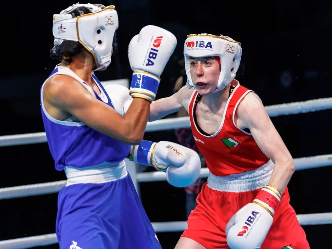 Ireland's Shannon Sweeney, in red, ended with a bleeding nose in her defeat to Aldana Florencia Lopez from Argentina ©IBA
