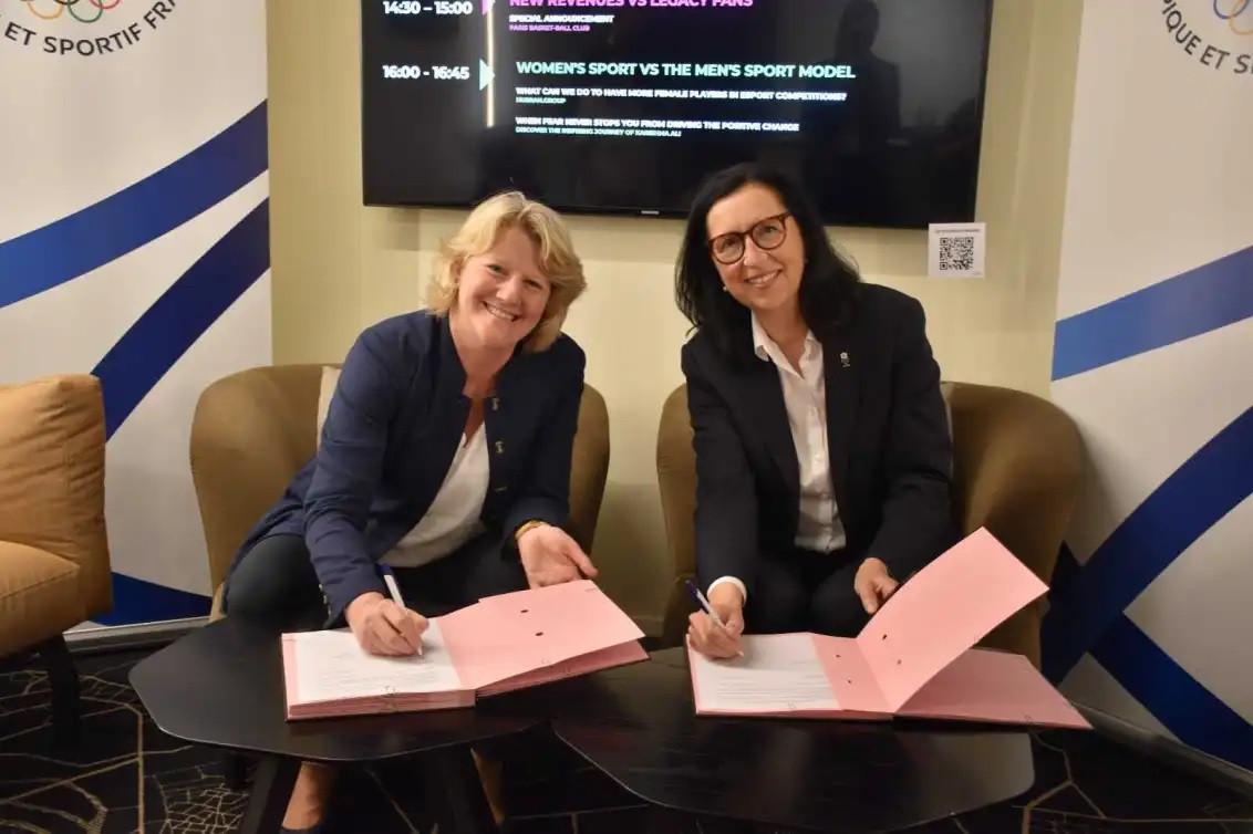 CNOSF President Brigitte Henriques and her COC counterpart Tricia Smith sign the Memorandum of Understanding ©COC