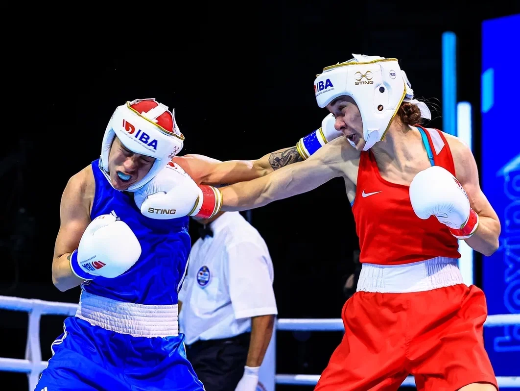 Kazakhstan's Karina Ibragimova, in red, landed some heavy punches on Claudia Nechita of Romania ©IBA