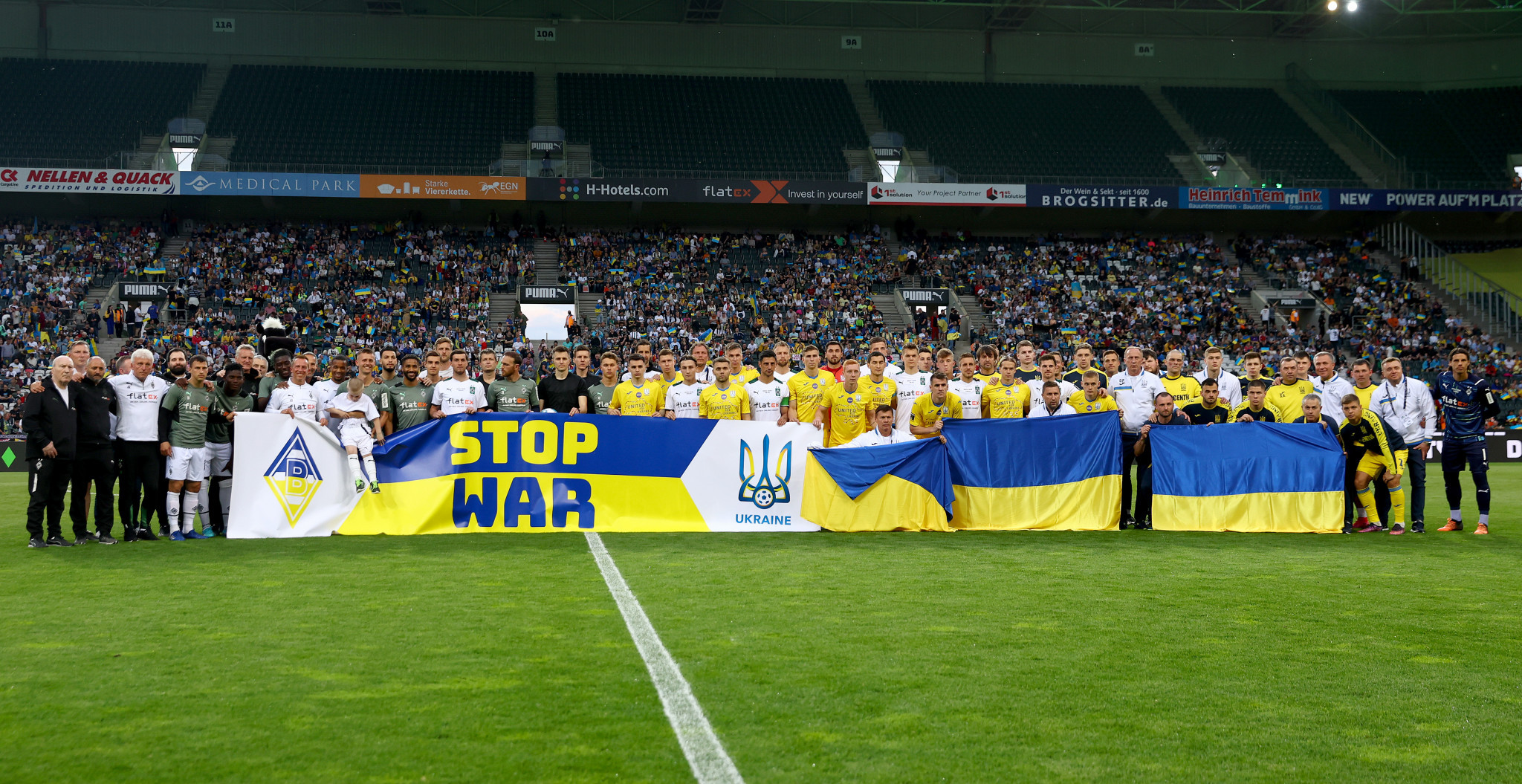 Players from Borussia Mönchengladbach and Ukraine posed for a photo with a "Stop War" banner before kick-off  ©Getty Images