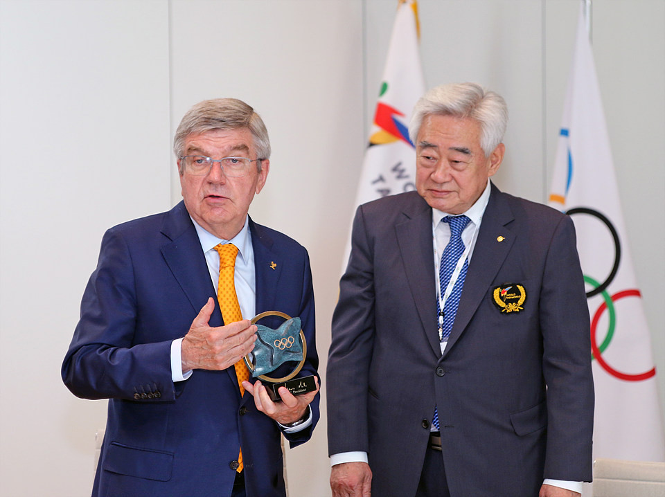 Thomas Bach presented Chungwon Choue with the IOC President's Trophy - Olympic House ©World Taekwondo