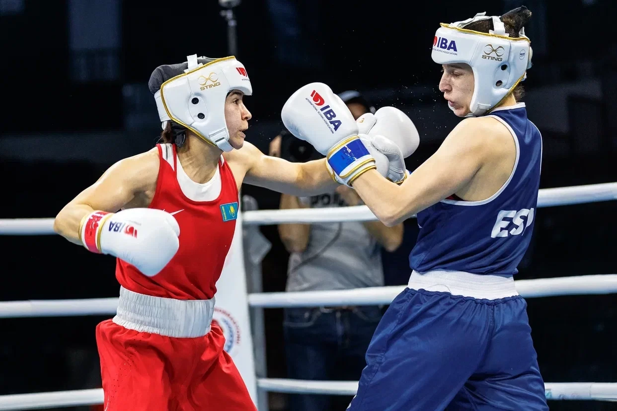 Kazakhstan's Dina Zholaman, left, defeated Spain's Maria Madueno, right ©IBA
