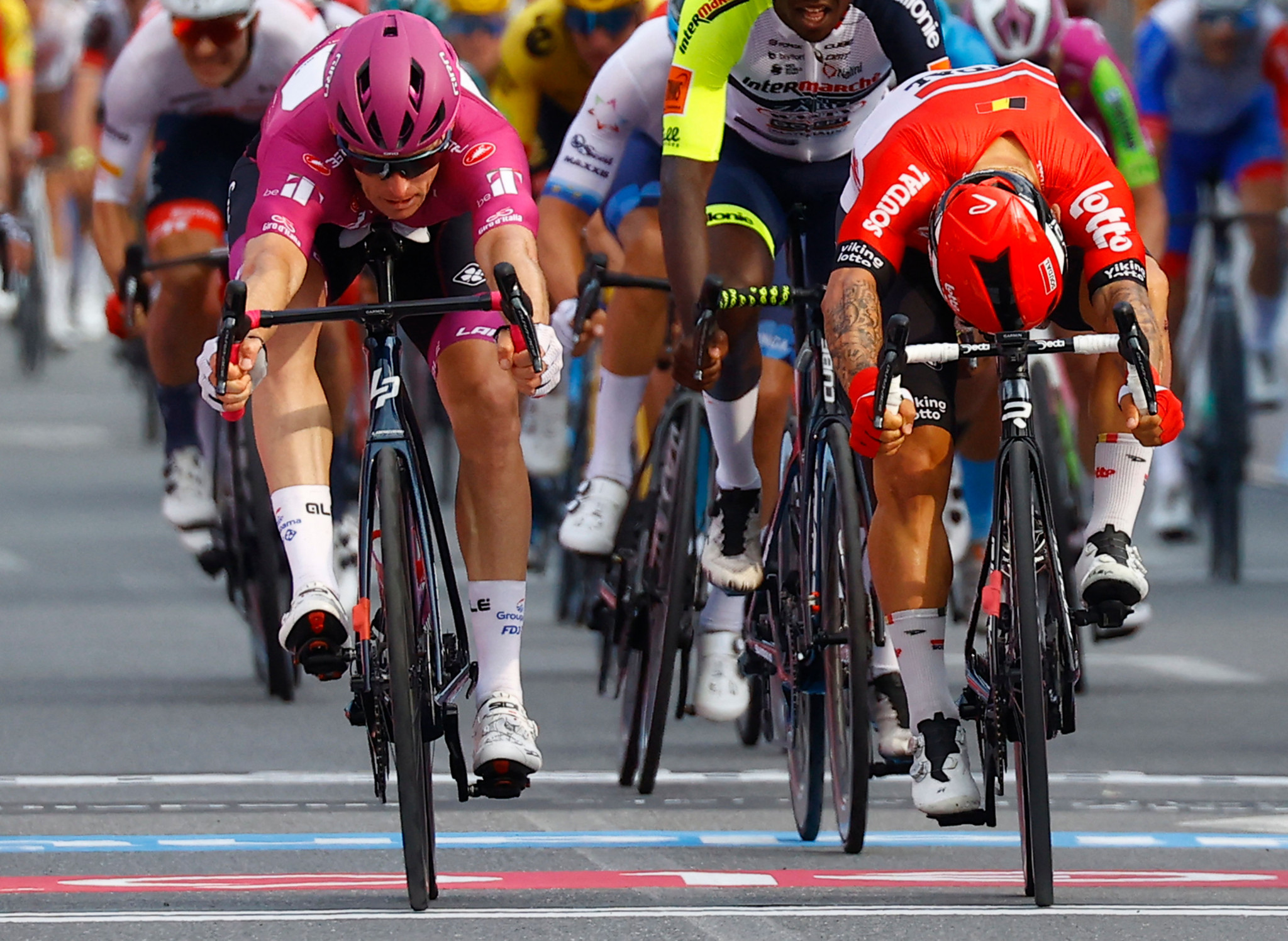 Démare sprints to second successive stage win at Giro d'Italia