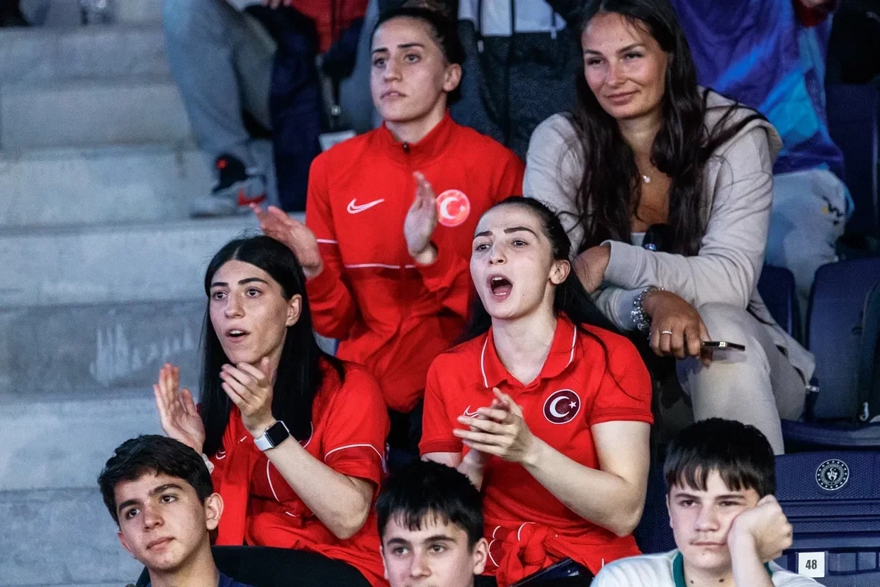 Turkish fans witnessed three wins and one defeat today for the home nation ©IBA