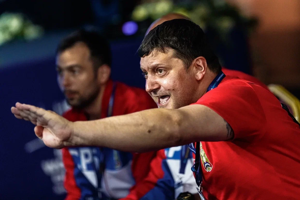 Serbia's coach instructing Milena Matovic during her under-66kg bout ©IBA