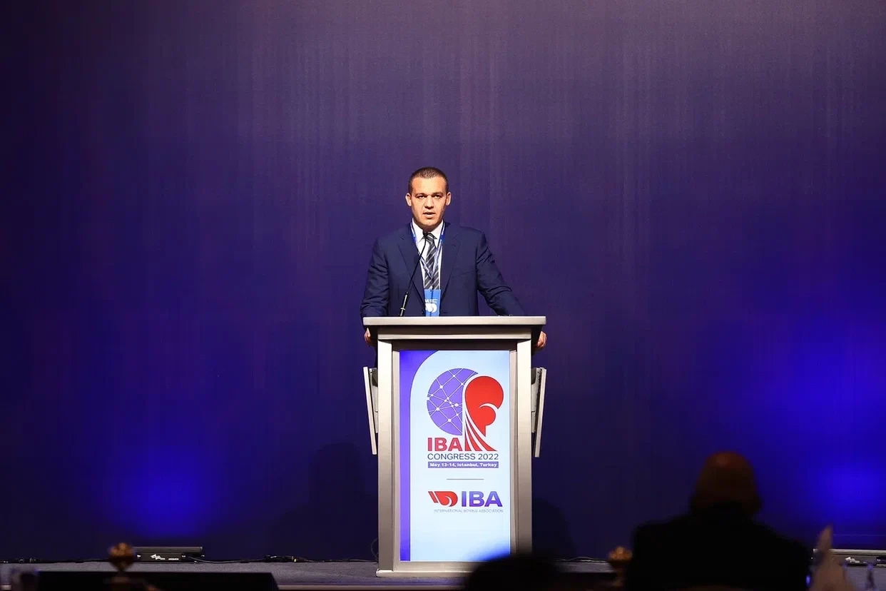 IBA President Umar Kremlev faced criticism during the Extraordinary Congress and took to the podium to defend himself ©IBA