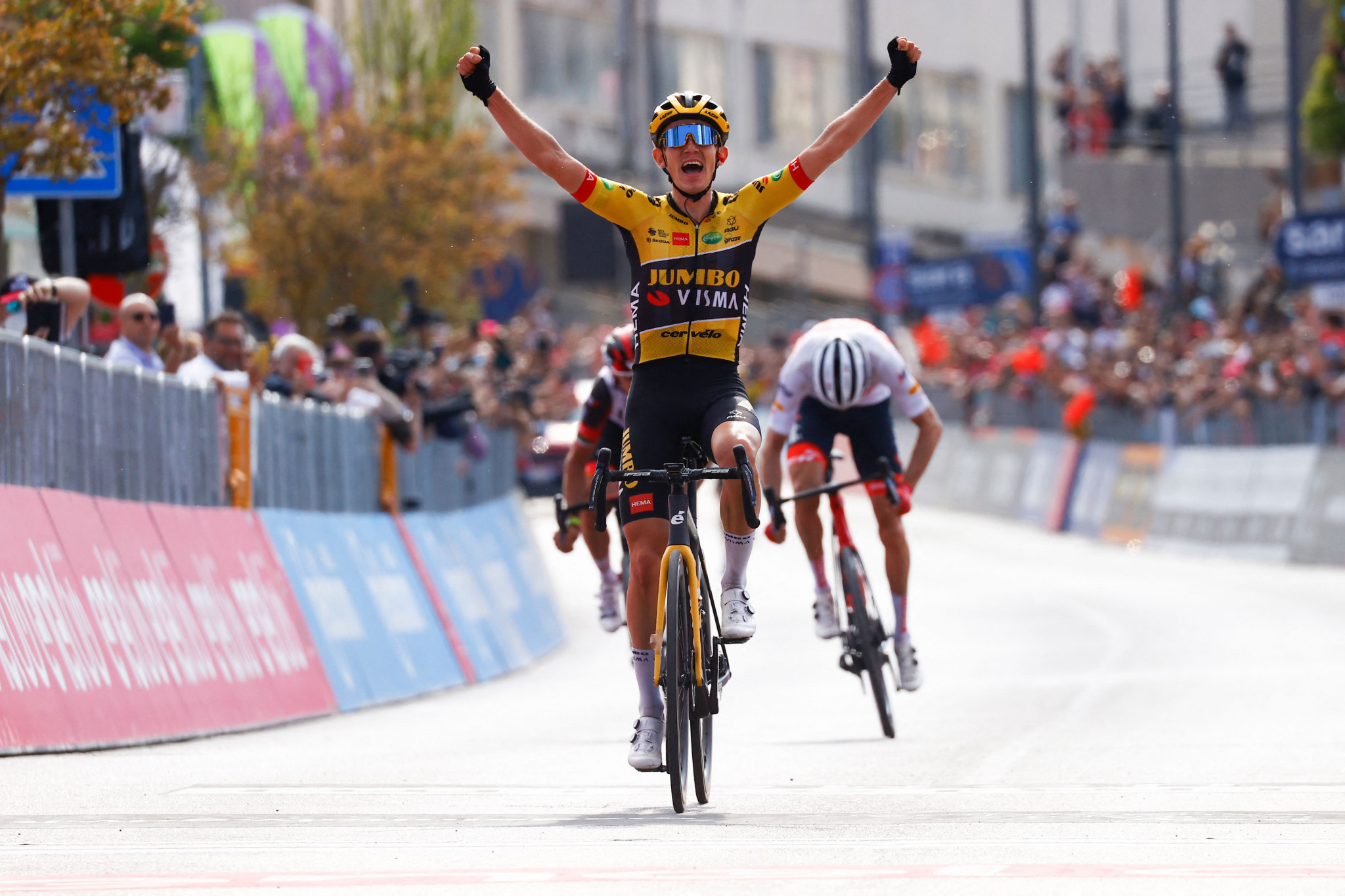 Bouwman wins from breakaway on seventh stage at Giro d'Italia