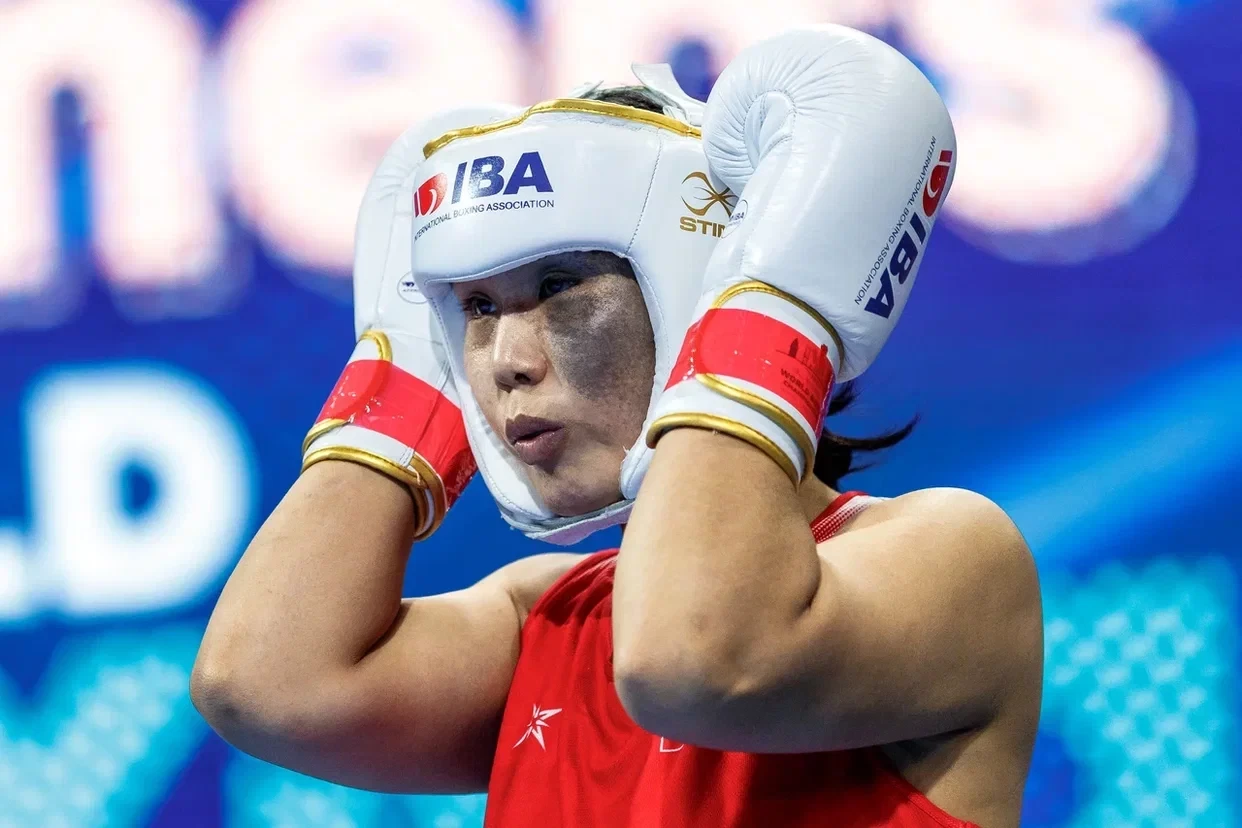 Mongolia's Erdenetuya Enkhbaatar suffered a bruised face in her match against Poland's Daria Parada ©IBA