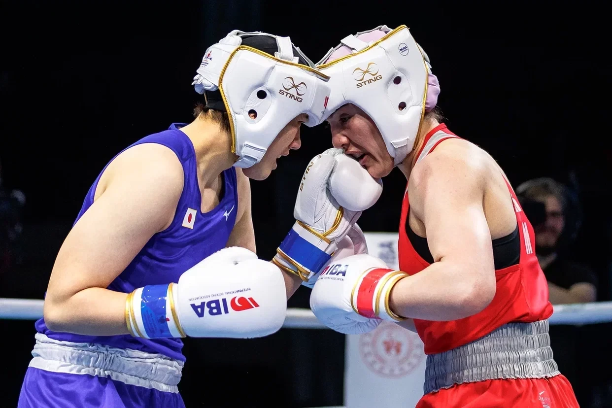 Japan's Arisa Tsubata and Armenian Ani Hovsepyan clashing in their under-70kg bout ©IBA